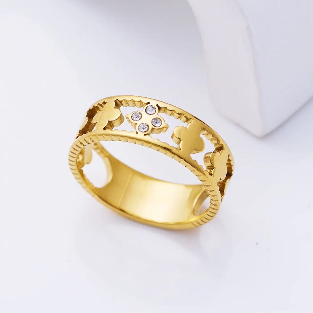 18K Gold Pleated Ring with Trendy Clover Design